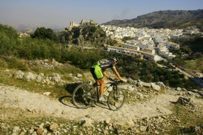 Hermida y Van Houts imparables en la Andalucía Bike Race