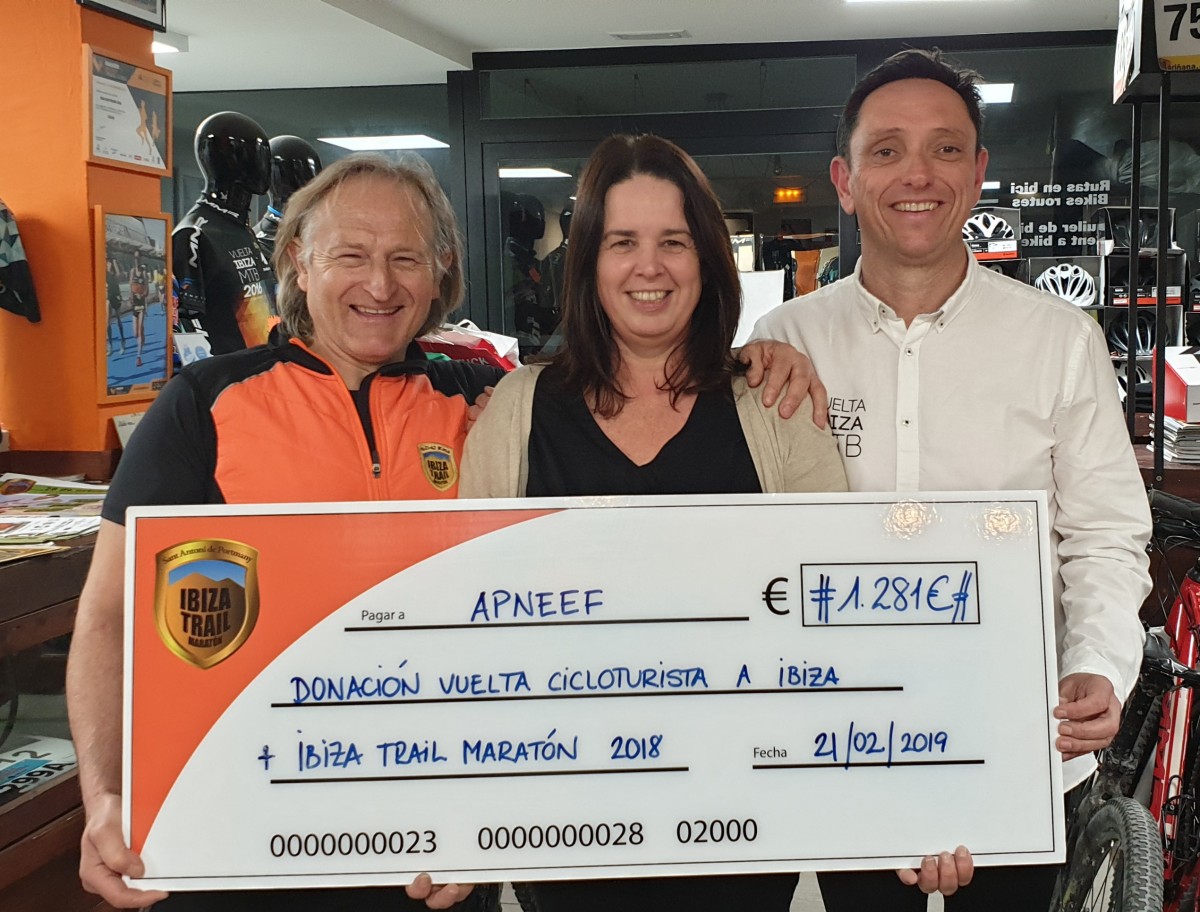 Ibiza Sport entrega su cheque solidario a la asociación Apneef