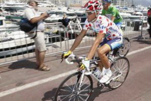 Alberto Contador cede el maillot de la monta&ntilde;a