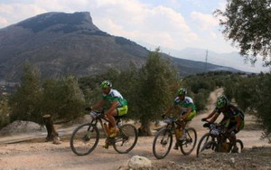 Hermida y Van Houts afianzan su liderato en la Andalucía Bike Race