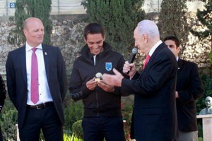 Alberto Contador con Shimon Peres en Israel