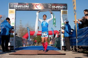 Mar&iacute;a Pujol y Emilio Mart&iacute;n triunfan en el Duatl&oacute;n de Sevilla