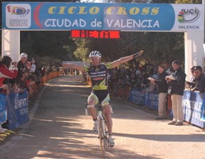 Hermida logra la victoria en Valencia