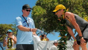 Lance Armstrong arrasa en el IronMan 70.3 de Hawaii