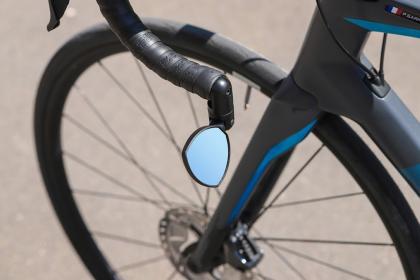 Multiplica tu seguridad en la bicicleta por menos de 15 euros con el espejo Spin 25 de Zefal