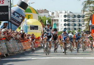 Matti Breschel gana al sprint Roses