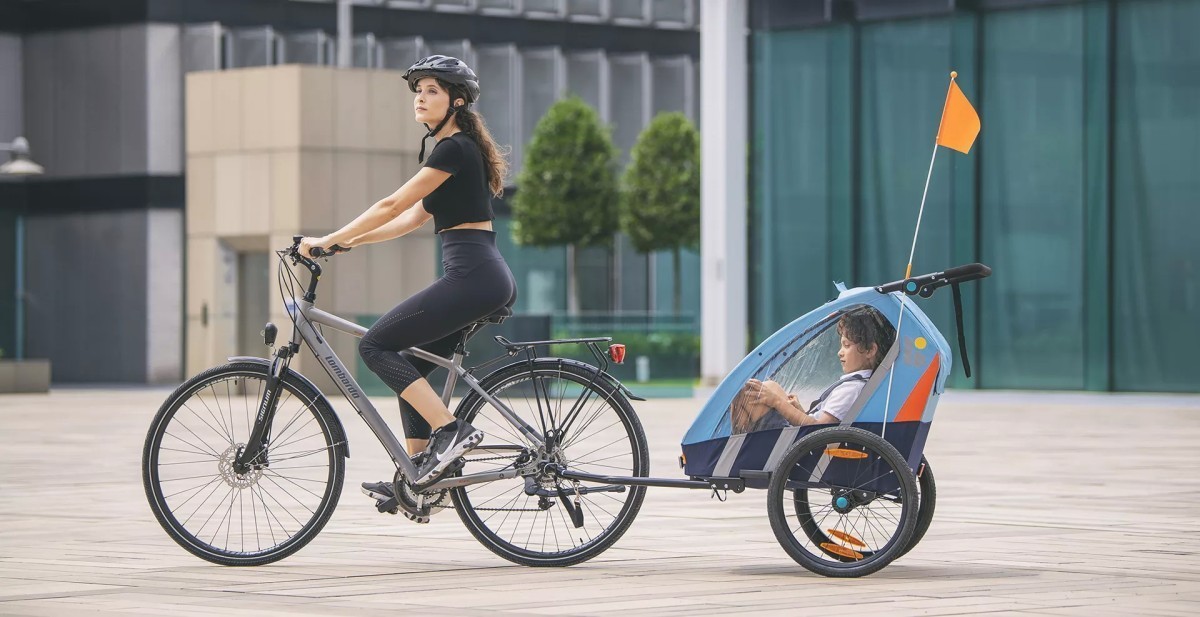 Vive la experiencia única de viajar en familia instalando un remolque para niño en tu bicicleta