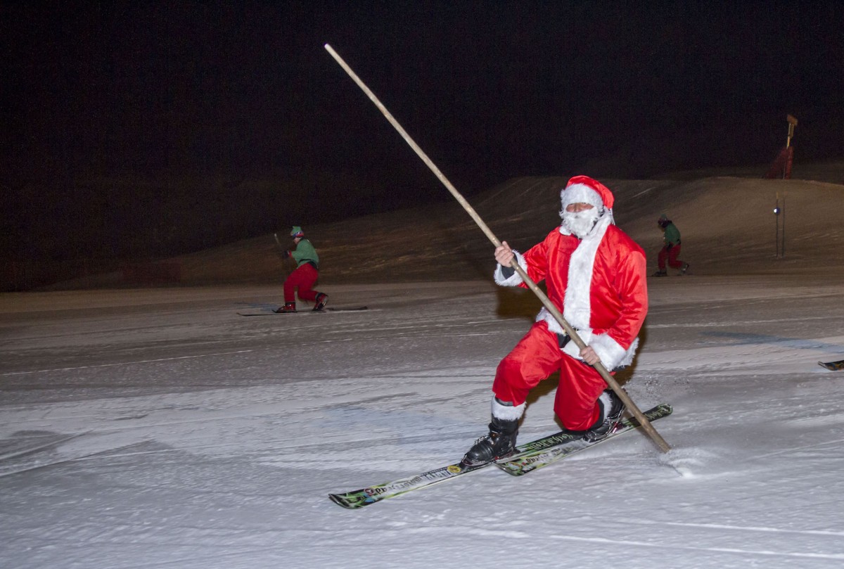 Papa Noel llega a Sierra Nevada esquiando 