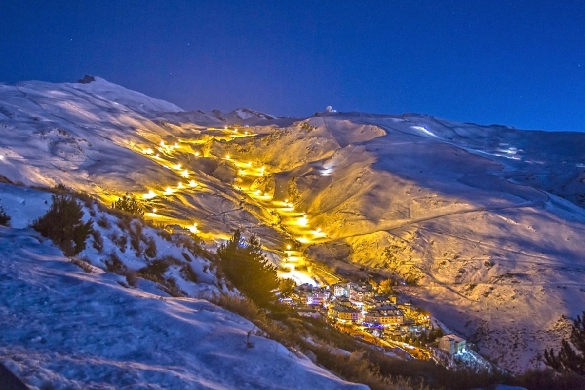 Sierra Nevada pone en marcha el esquí nocturno