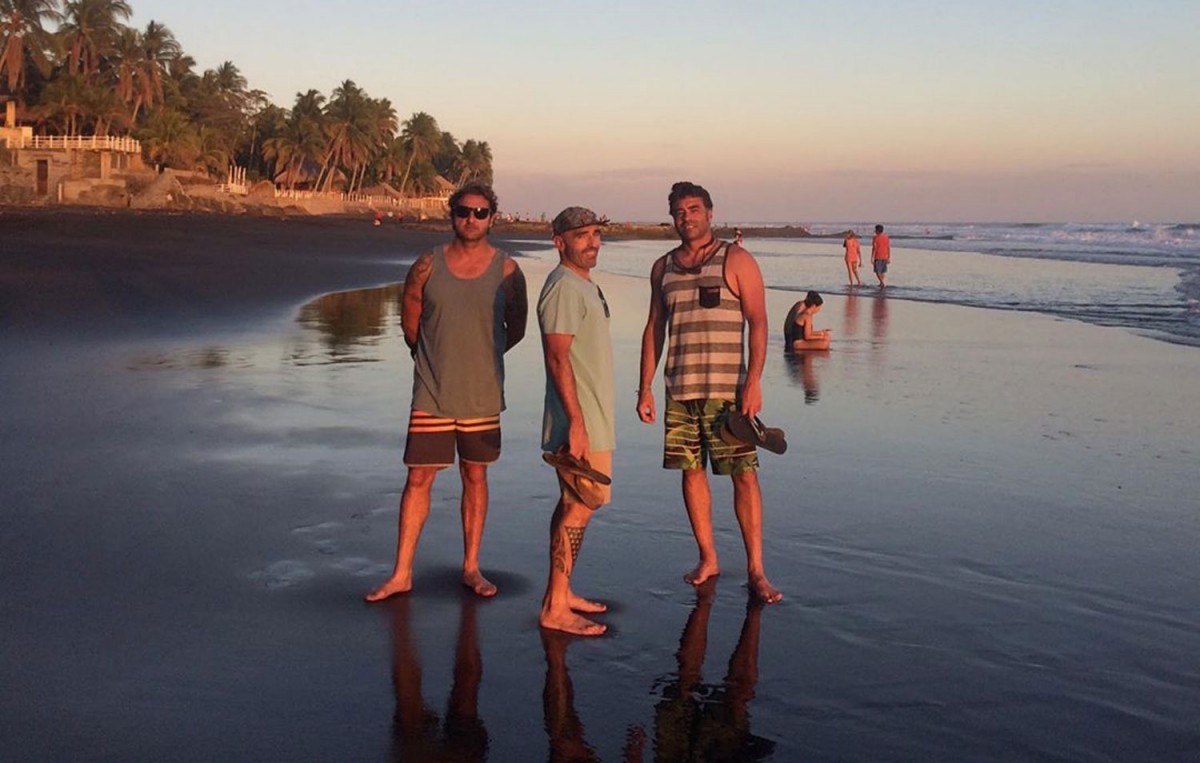 Tres surfers cantabros atrapados en el Salvador