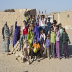 Arnette se solidariza con las familias saharauis regalando gafas de sol