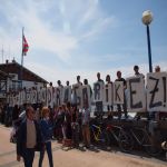 Unas 100 personas de la plataforma ABRA BIZIRIK de Getxo, se concentraron en el muelle Arriluze