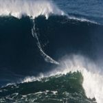 Garret McNamara bate el record de la ola más grande surfeada