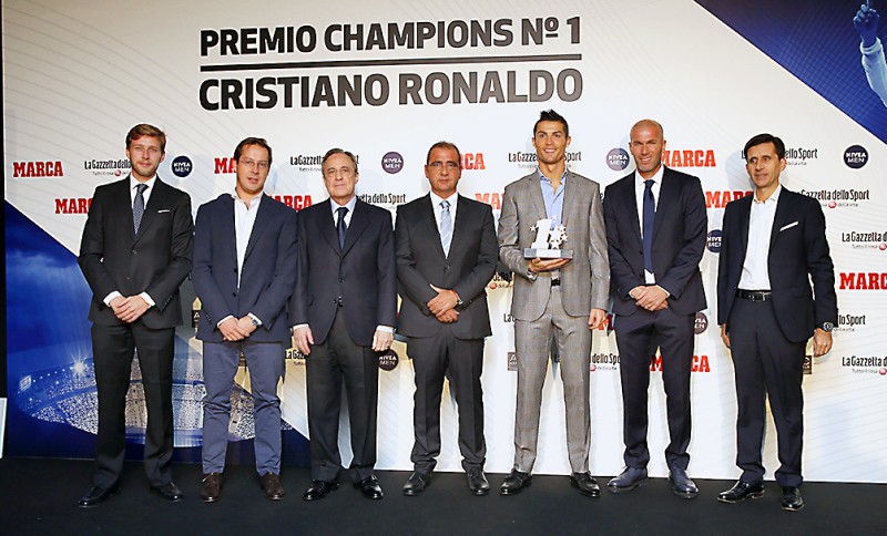 Cristiano Ronaldo recibe el Premio Champions number 1