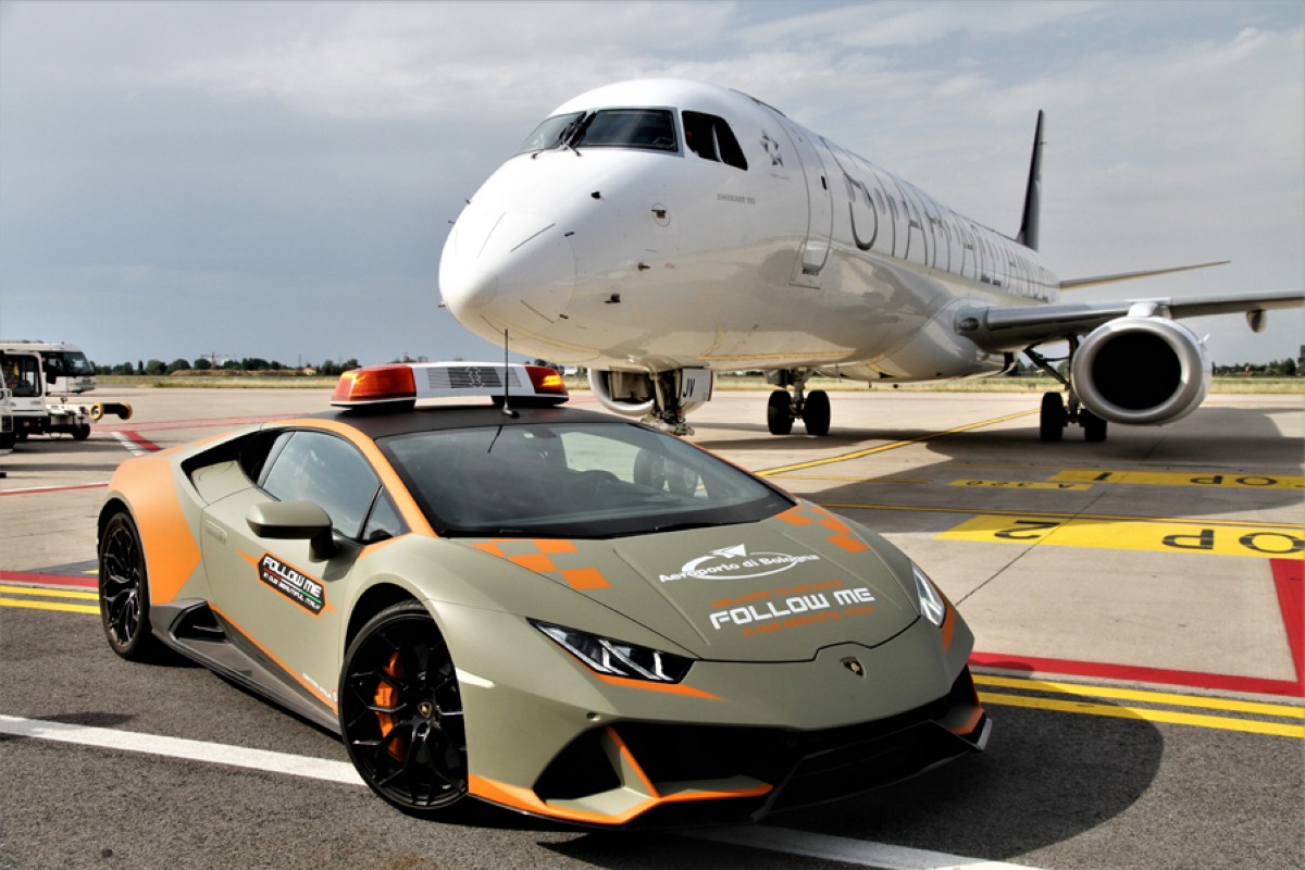 Un Lamborghini Huracán EVO coche para el aeropuerto de Bolonia