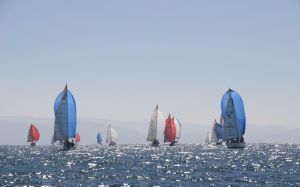La flota vizca&iacute;na desaf&iacute;a al mal tiempo en el Trofeo Primavera