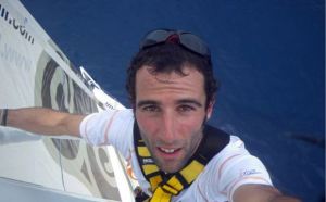 El Lider de la Vendee Globe navega montado en los vientos alisios