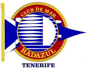 El equipo nacional lituano en las aguas de la bah&iacute;a de Radazul