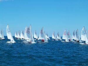 La Flota de Snipe de C&aacute;diz contin&uacute;a surcando la bah&iacute;a