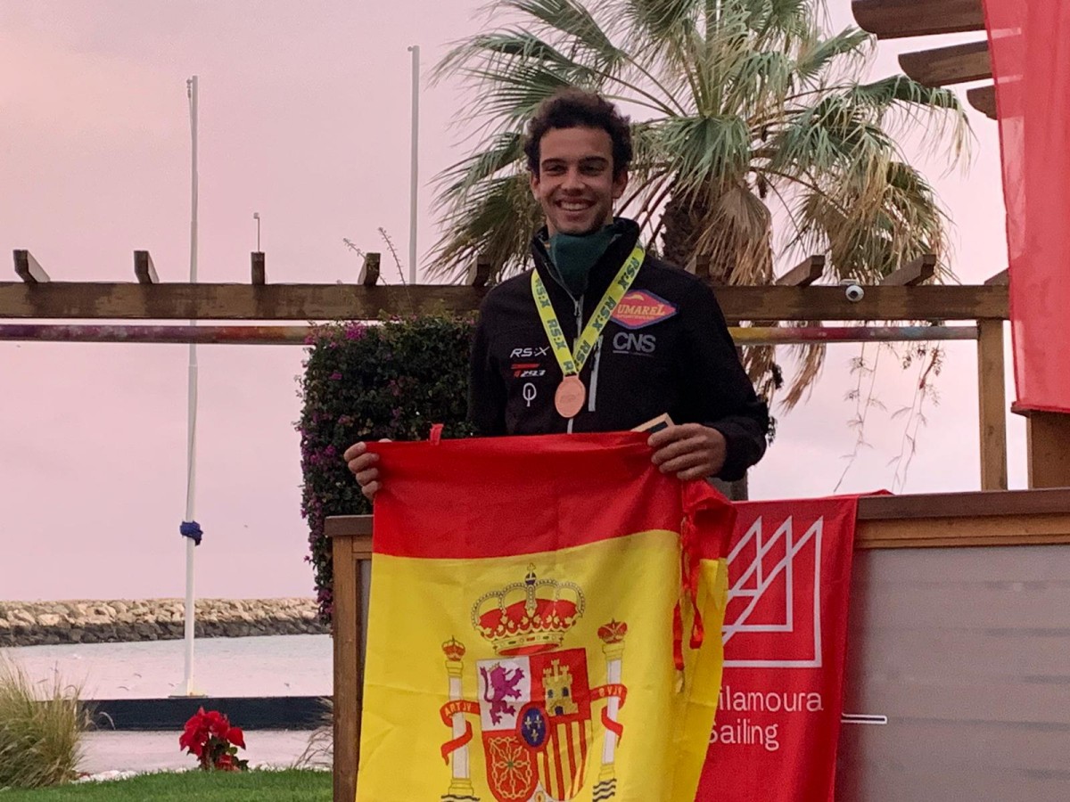 Aurelio Terry se cuelga la medalla de bronce Juvenil en aguas de Vilamoura