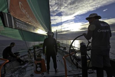 Groupama sailing team rentabiliza su atrevida apuesta por la costa africana