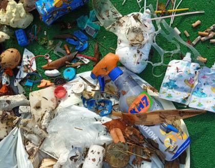 El Club de Mar y Seabin recogen más de una tonelada y media de residuos marinos