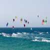 El viento de Tarifa atrae a los mejores kiters del mundo