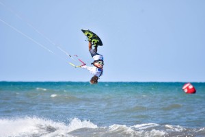 La Spain Kiteboarding League llena la playa de Oliva