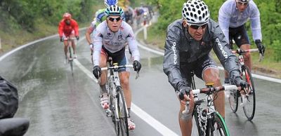 Giro de Italia: Un corte pone la carrera patas arriba