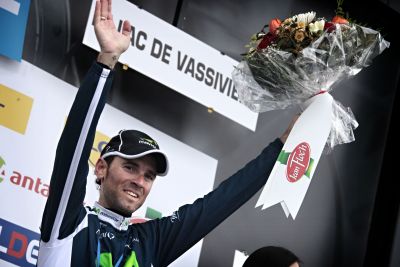 Alejandro Valverde feliz tras sumar una nueva victoria para Movistar Team