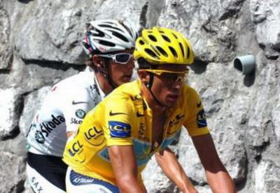 Alberto Contador apenado por lo ocurrido con Kloden