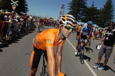 Doble pinchazo de Gorka Izagirre en Tour down Under