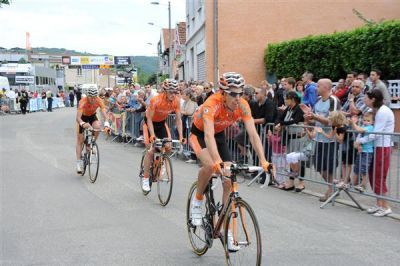 Caída de Samuel Sánchez en la primera etapa de la Dauphine 2012