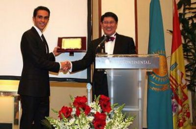 Alberto Contador en la embajada de Kazakhstan 