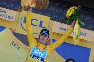 Bradley Wiggins se enfunda el maillot amarillo