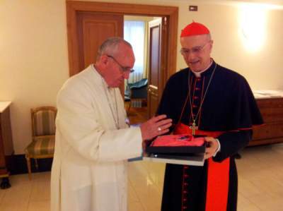 El Papa Francisco bendice el maillot rosa del Giro de Italia