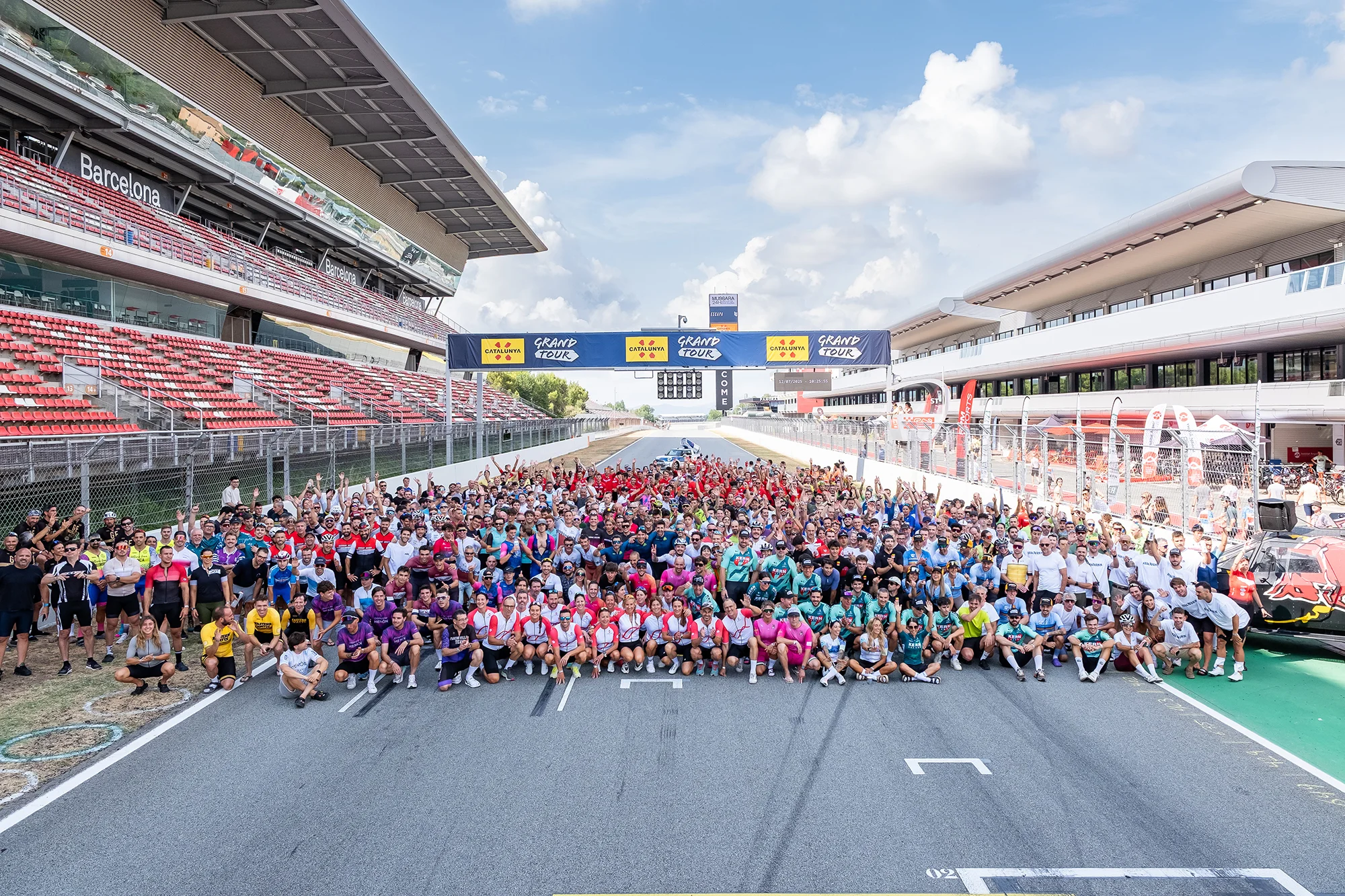 800 ciclistas toman el Circuit de Barcelona - Catalunya