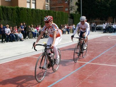 Anna Sanchis aparca la bicicleta