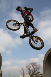 Skins™ apuesta por el seis veces campeón del mundo de biketrial Dani Comas