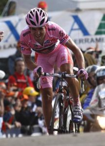 Giro de Italia: Arroyo defiende el liderato en el Infierno