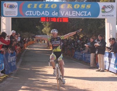Hermida logra la victoria en Valencia
