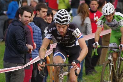 Aitor Hernández supera al sprint a Ruiz de Larrinaga en Karrantza