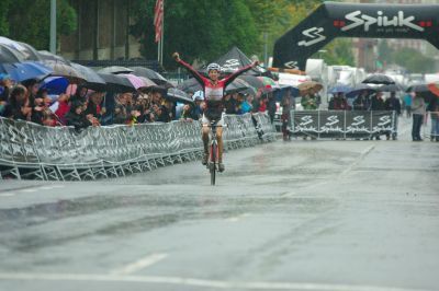 Aitor Hernández se impone en Laudio y lidera el Superprestigio