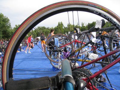Casi 400 mujeres disputan su triatlón en la Casa de campo de Madrid