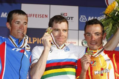 Cadel Evans sorprende a los favoritos y se lleva el oro