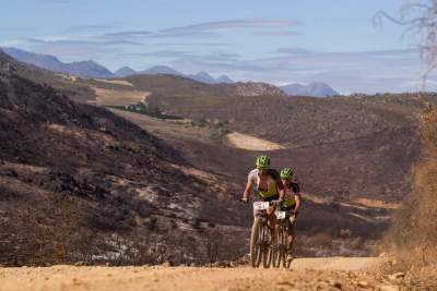 Hermida y van Houts cuartos en la general de la Cape Epic