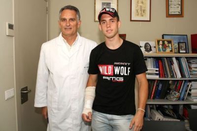 Abel Mustieles operado de una fractura de la mano 