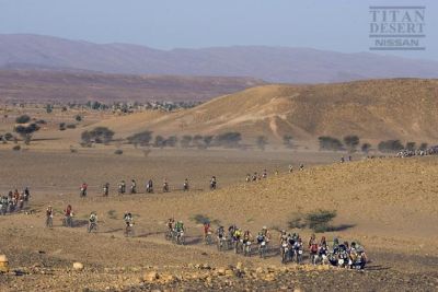 Los cracks se destacan en la Titan Desert