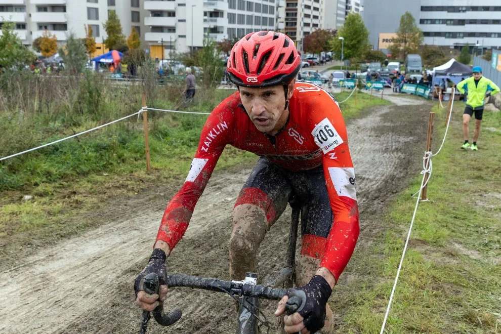 Aitor Hernández logra su ansiada primera victoria de la temporada en el barro de Elorrio Aitor Hernández logra su ansiada primera victoria de la temporada en el barro de Elorrio