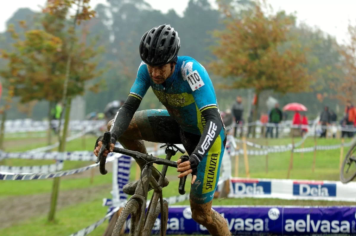 Aitor Hernández y Paula Suárez ganan bajo la lluvia el ciclocross de Lezama